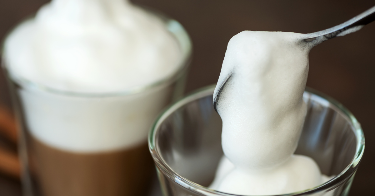 So schäumen Sie Milch perfekt für Latte Art auf – auch ohne Maschine